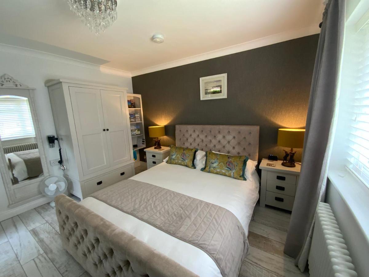 The Knightwood Oak: Luxury King Suite with Private Entrance in Lymington Exterior photo